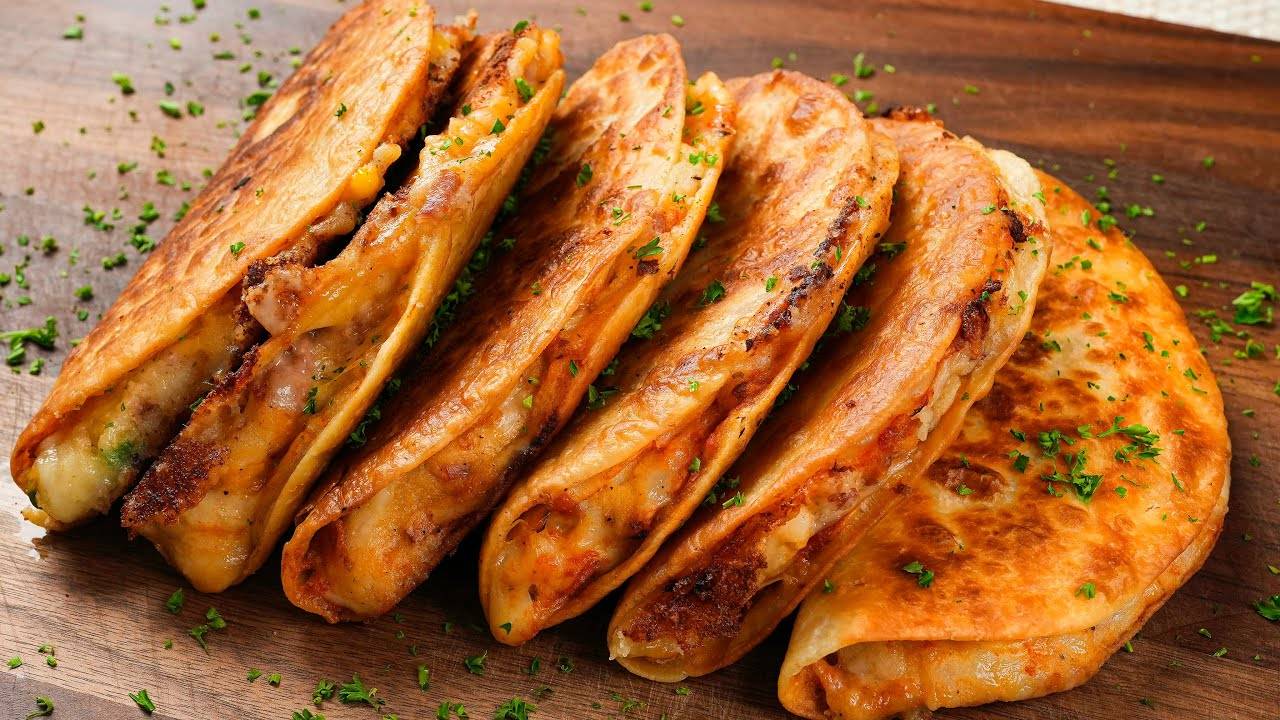 Кесадилья с хрустящим картофелем и сыром