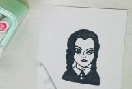 Рисую Венсдей_Wednesday черным маркером.