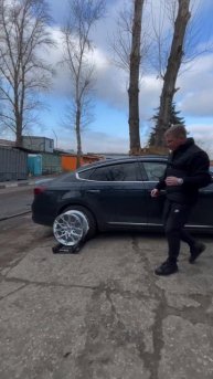 KIA K9 на примерке дисков в 19-ом диаметре