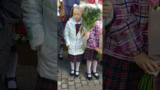 первое сентября,Мила идёт в школу.