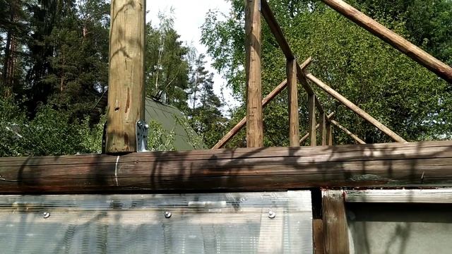 Выставляю стропила из брёвен на парнике