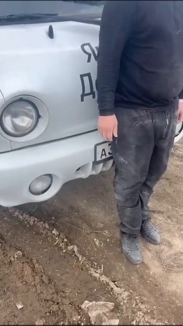 Очередные нелегальные мусорщики пойманы с поличным возле краснодарского КП «Крепость» в Краснодаре.