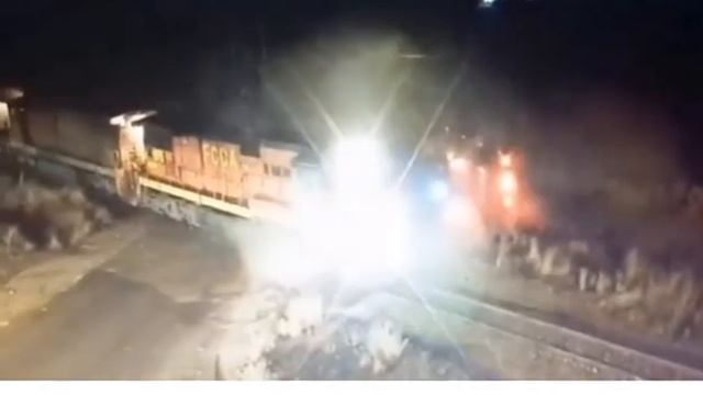 ACCIDENTE La Oroya:  bus aceleró para ganar el paso a tren en accidente que dejó 4 muertos