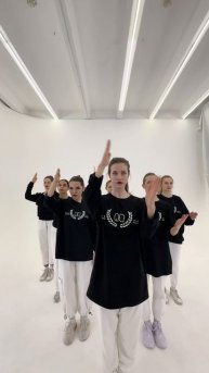 Танцоры как насчет повторить? Всего 8 простых геометрических движений руками.