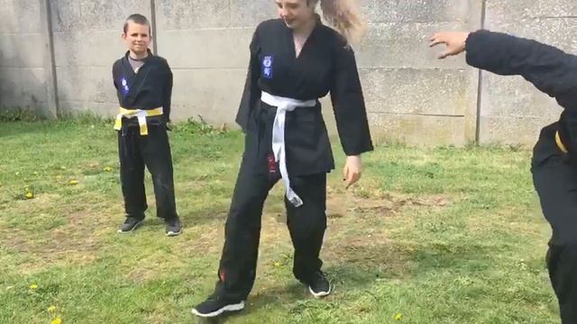 Opwarming voor de onderdelen van het Tai-Jutsu en kata