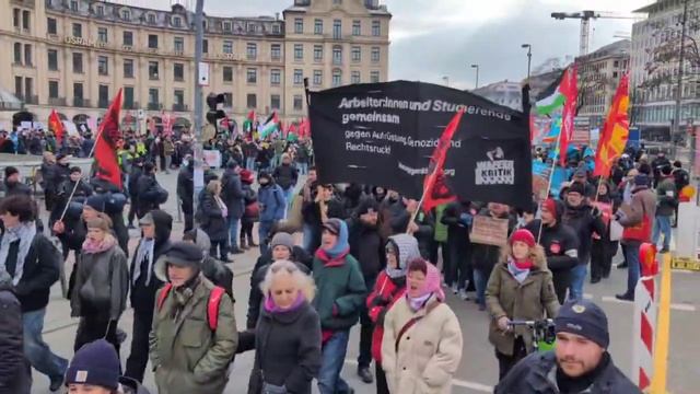 Протесты  в Мюнхене."Никому  никакого  оружия  больше"