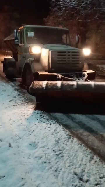 Коммунальные службы города продолжают уборку снега на улицах нашего города. На протяжении ночи для р