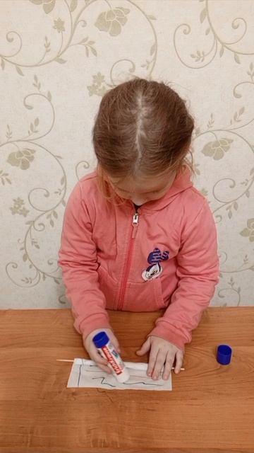 учим делать живых червячков из бумажек