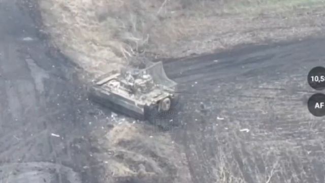 Этот русский солдат был настолько бесстрашен , M2 Bradley, бросил в отсек гранату.