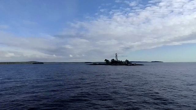 Метеор-048. Маяк на Онежском озере и разбитый кораблик.