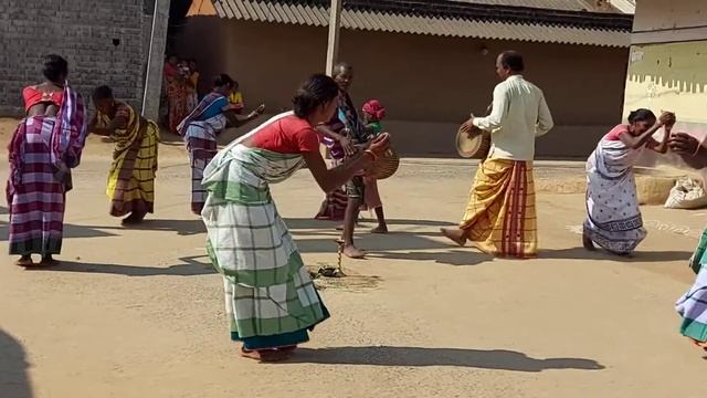 Adi raska geh amo Santal koyaaa soharay re karam bongah