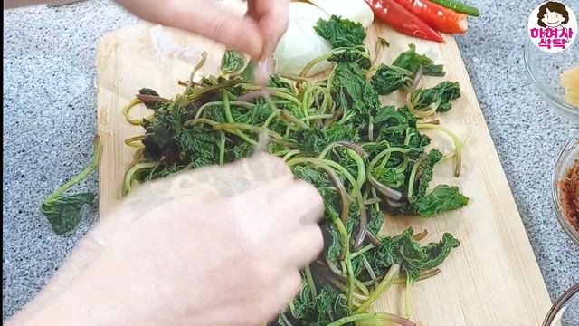 머위나물;  묻지도 말고 따지지도 말고 무조건 먹어야 합니다.   머위와 궁합이 딱 맞는 이 가루를 넣어 더 맛이 있는 보약나물  지금 만들어 드세요.