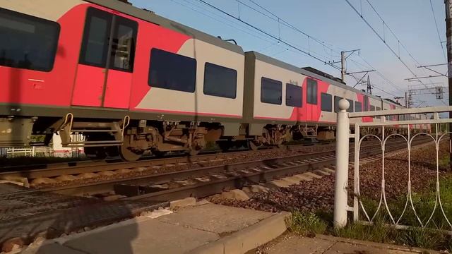 Скоростной Электропоезд Ласточка эс1п-007 Сообщением Санкт-Петербург Валдай Пролетает мимо Поповка