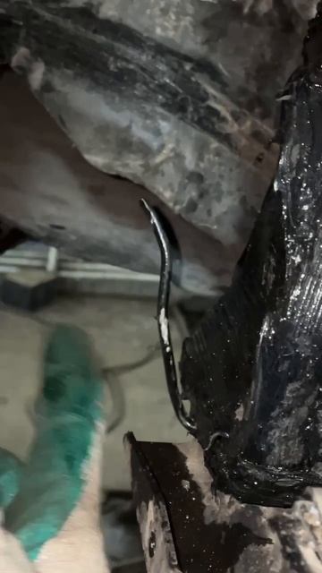 Слабости даже новых #mercedes гниение #тормозных трубок приходятся тянуть через весь #кузов #сервис