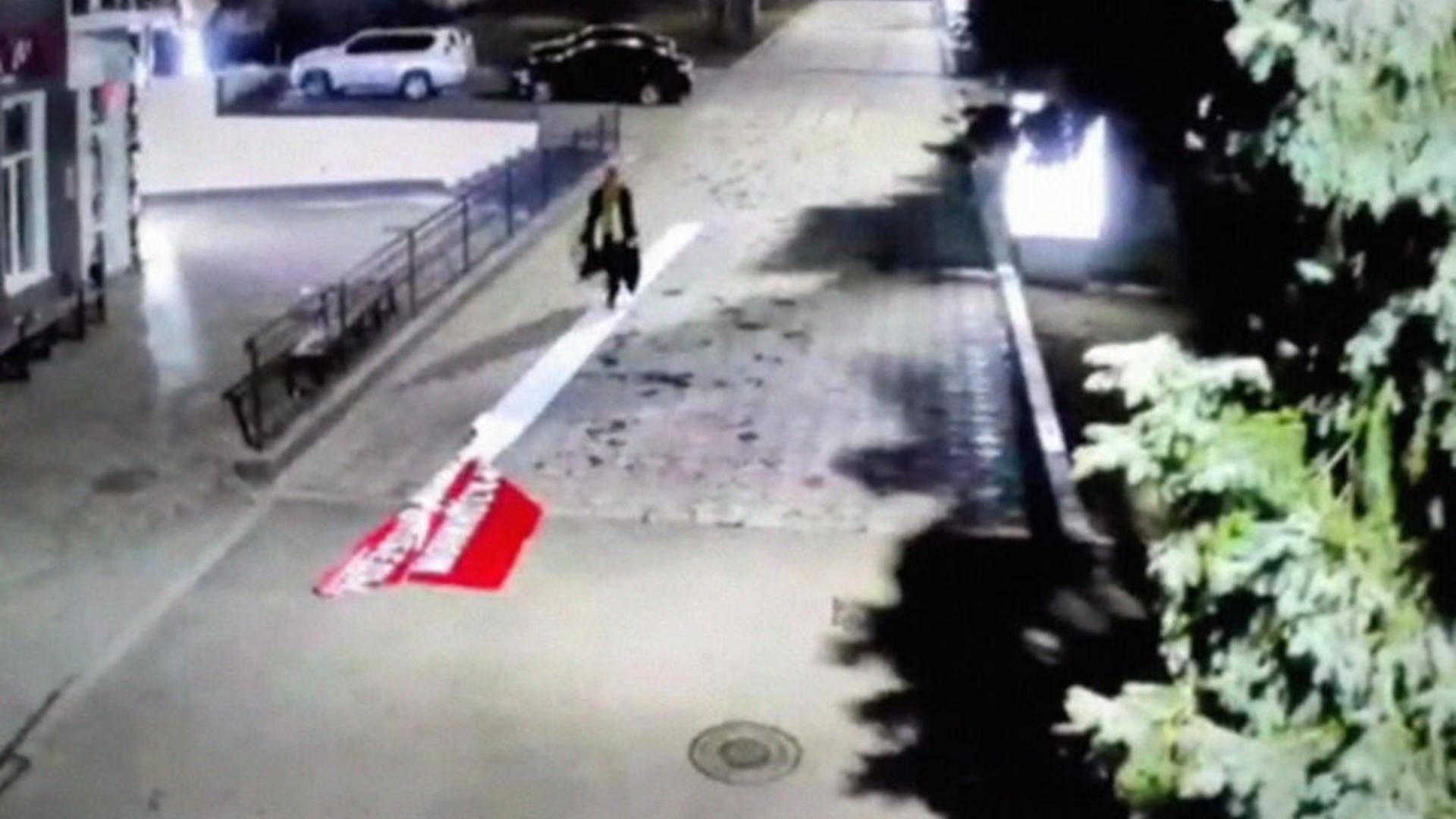 В российском городе женщина вытерла ноги о баннер в честь 80-летия Победы