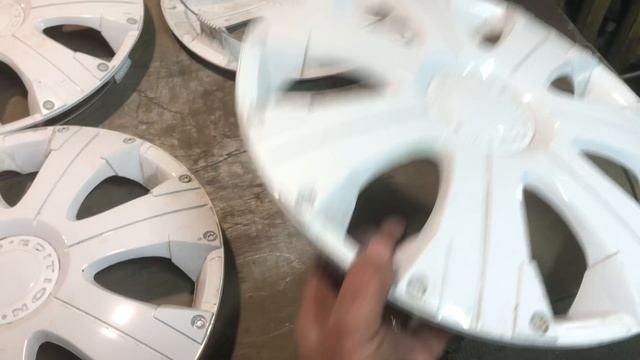 Колпаки б/у универсальные на колеса R14 RacingR white