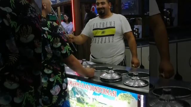 Поиграли в традиционную игру при покупке турецкого мороженого)))