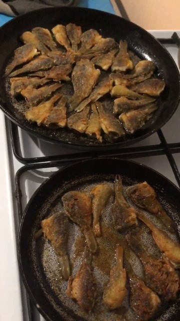 Маленькие жареные карасики. Огонь.