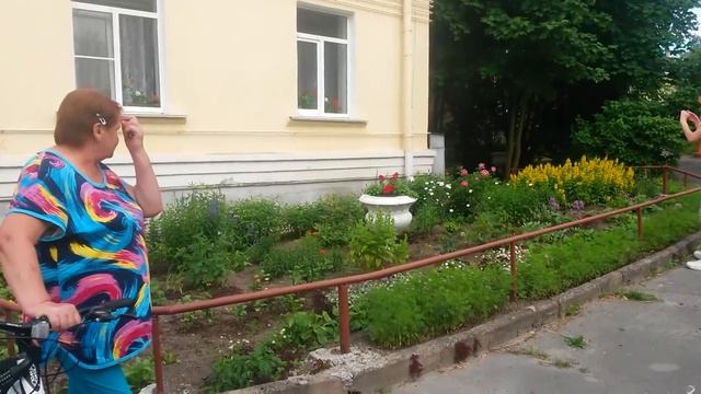 Бабушка и цветы ©20200704
