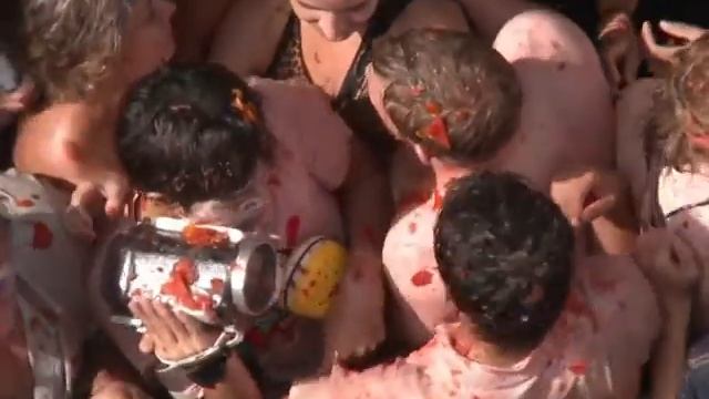Tomato battle paints Spanish town red