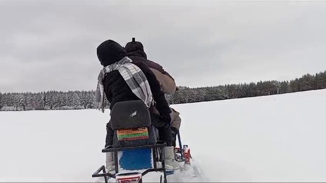 дождались снега катаемся на самодельном снегоход