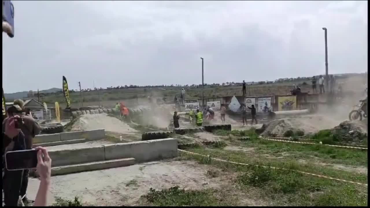 Гонка на эндуро стадионе