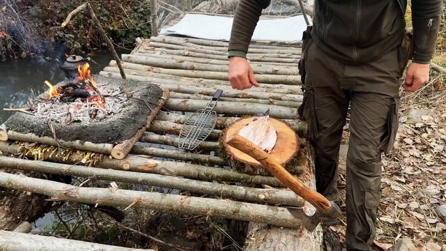 Строительство потрясающего укрытия над водой с помощью пластиковой пленки. Расслабляющий кемпинг