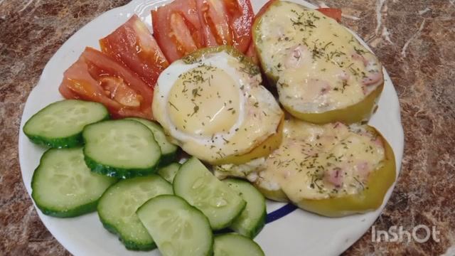 Фаршированный перец с яйцом и сыром на завтрак.