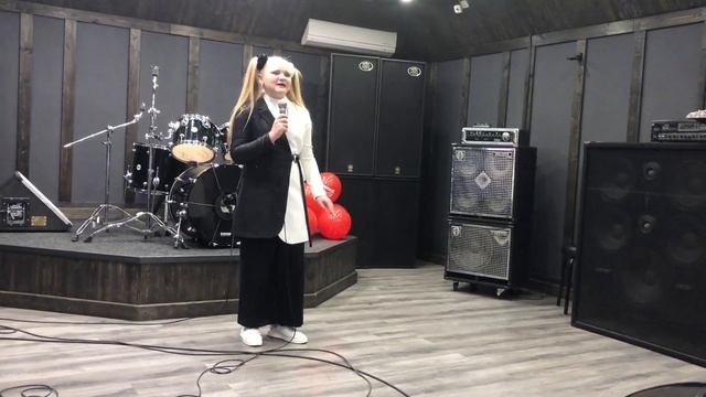Тараненко Олеся 11 лет поёт песню «Белая ворона»