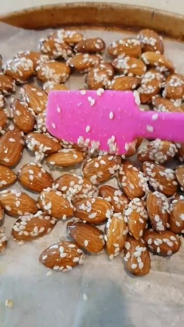 Sesame Honey Roasted Almond 💞 The perfect healthy snack for me 😉 #almond #snacking