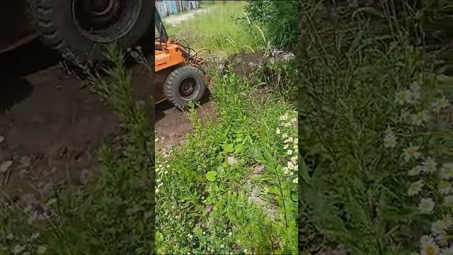 Работа минипогрузчика МКСМ 800 с челюстным ковшом.