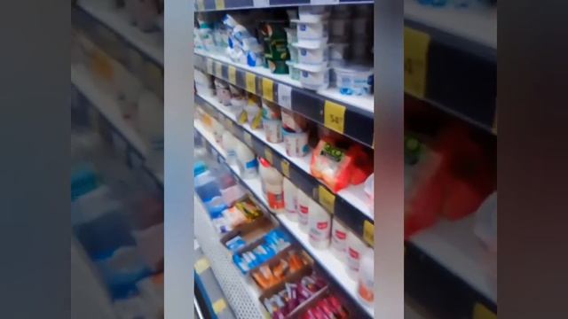 Иду в магазин. Изобилие магазинов рядом с домом. Не "сельпо". 😊