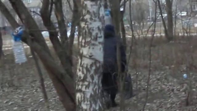 бабушка тушит костер))