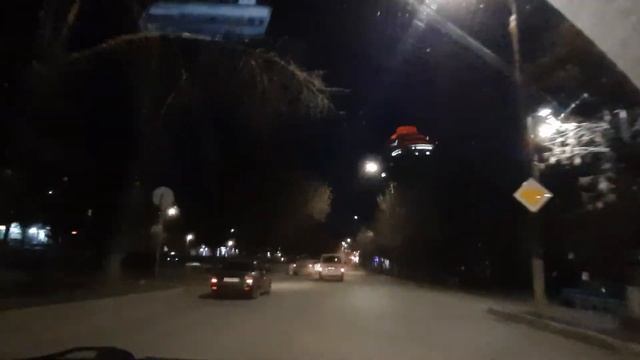 Киров. Вечер. Куча авто. Выползли подснежники