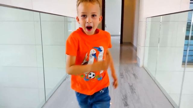 344 Влад и Никита играют с надувными игрушками   Коллекция видео для детей