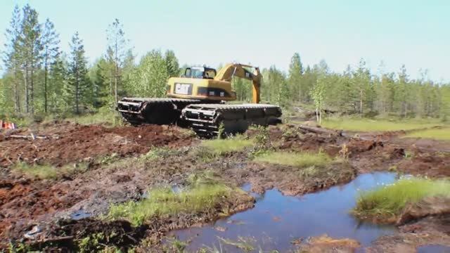 Экскаватор-амфибия Амфимастер достает трубу из болота_Нижневартовск 2013г