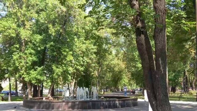 Фонтан с «лягушками» на тихом Компросе.