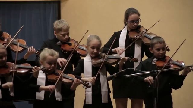 Ансамбль скрипачей.   Гамма джаз.  Преподаватель Пояркова.