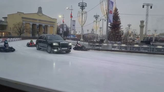 🚙На катке на ВДНХ катаются машины для картинга и Аурус🚙