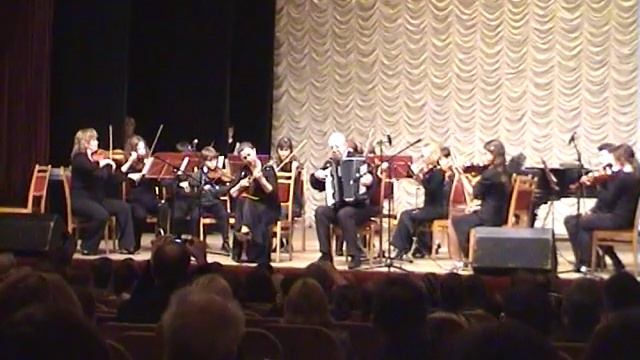 Ансамбль скрипачей (руководитель Пояркова Н. Н.) с  Анатолием Беляевым  и  Любовью Торгашовой.