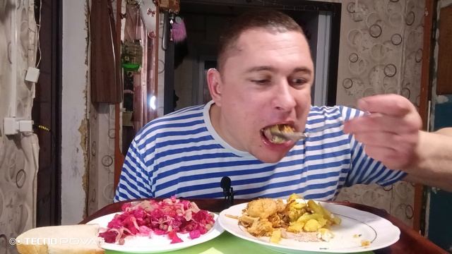мукбанг/обжор/жареная картошка с куриной грудкой,салат винегрет/