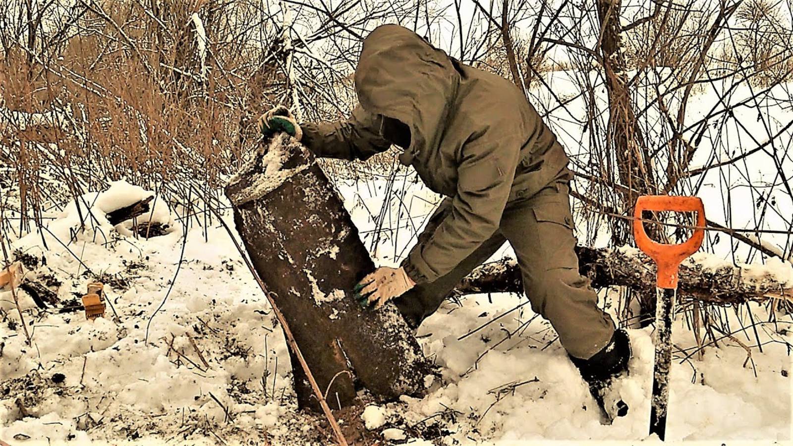 Залез в омут для сброса металла. От находок нет отбоя. Коп металлолома.