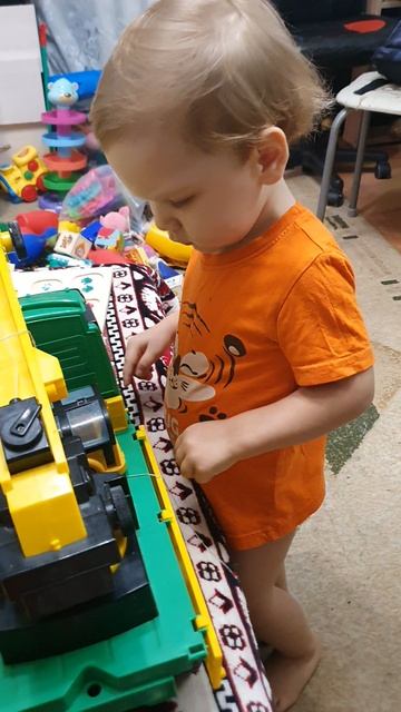 МАЛЫШ ИГРАЕТ С КРАНОМ