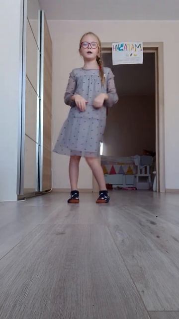 танцую танец из тик-тока ням пициница ням аригато👍🥰😘