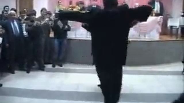 Индус танцует лезгинку