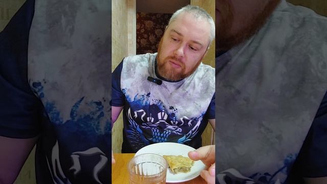 На завтрак чебурек с томатным соком. Не опять  а снова)))
#чебурек #назавтракчебурек #томатныйсок