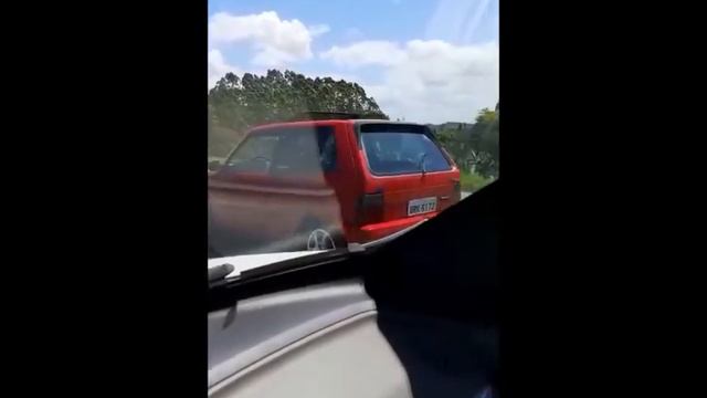 Fiat Uno Turbo 1.4 i.e Vermelho Modena - BR101 Balneário Camboriu