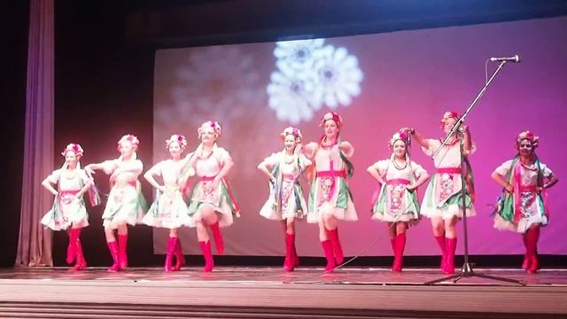 Дивчина весна