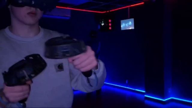 Студенты зажигают в клубе VR-PORT