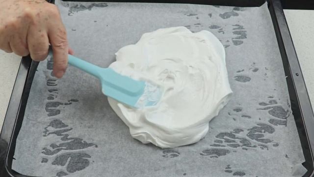 Pavlova - maräng, vispgrädde och bär eller frukt. Kanske lite lemon curd också.